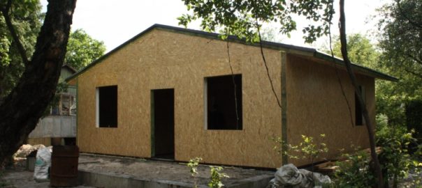 Канадский домик без окон и дверей