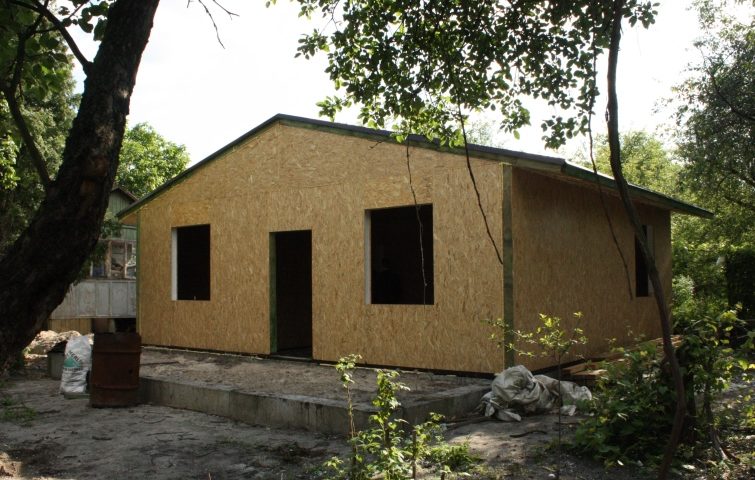 Канадский домик без окон и дверей