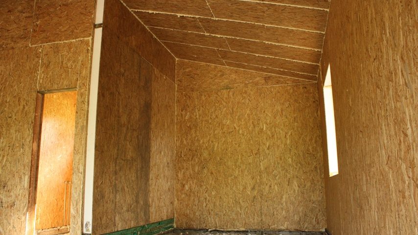 Внутри только собранного Канадского дома