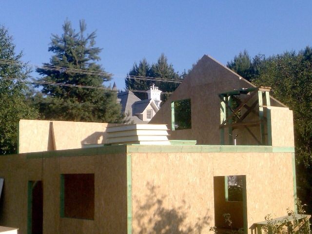 Сборка второго этажа дома из СИП-панелей